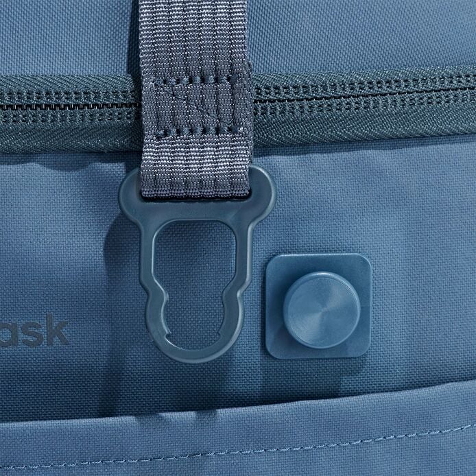 carryouttm-soft-cooler-15-l-b3 250815_hydro_cooler_details_14856_6.jpg