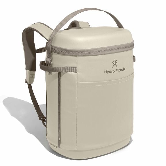 carryouttm-backpack-22-l-o0 18pco114-carryout-backpack-22l-oat-angled_1.jpg