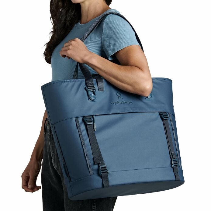 carryouttm-soft-cooler-tote-30-l-f3 250815_hydro_s26_hb_14614_2.jpg