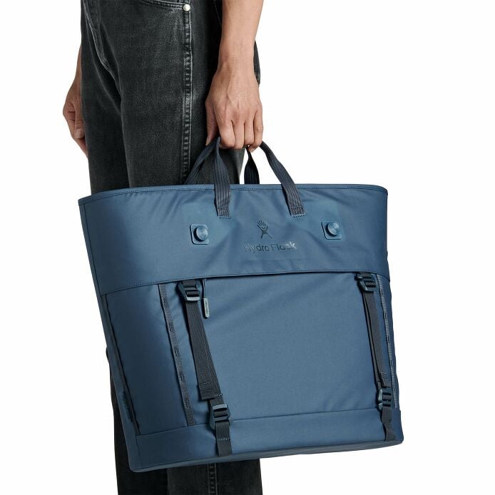 carryouttm-soft-cooler-tote-30-l-f3 250815_hydro_s26_hb_14619_2.jpg