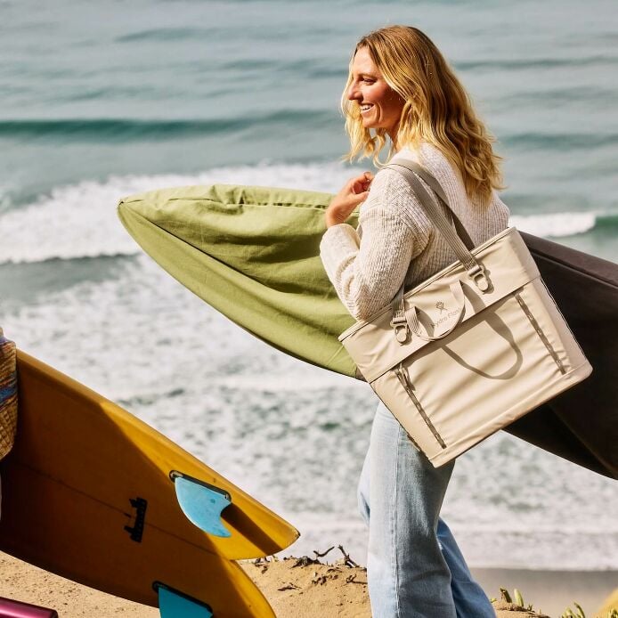 carryouttm-soft-cooler-tote-20-l-l9 hf_carryout_bouwer_d1_l1_torrey_pines_lifestyle_1142_1_1.jpg