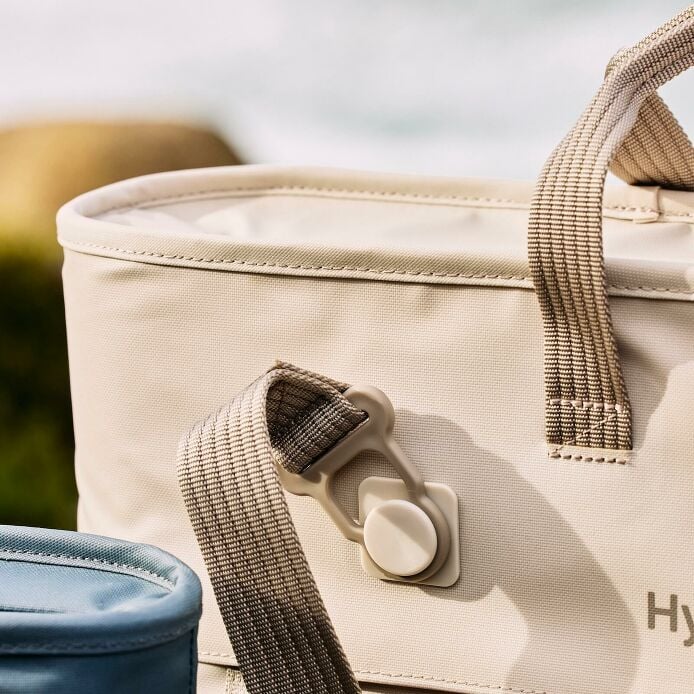carryouttm-soft-cooler-tote-20-l-l9 hf_carryout_bouwer_d1_l1_torrey_pines_still_life_0123_9.jpg
