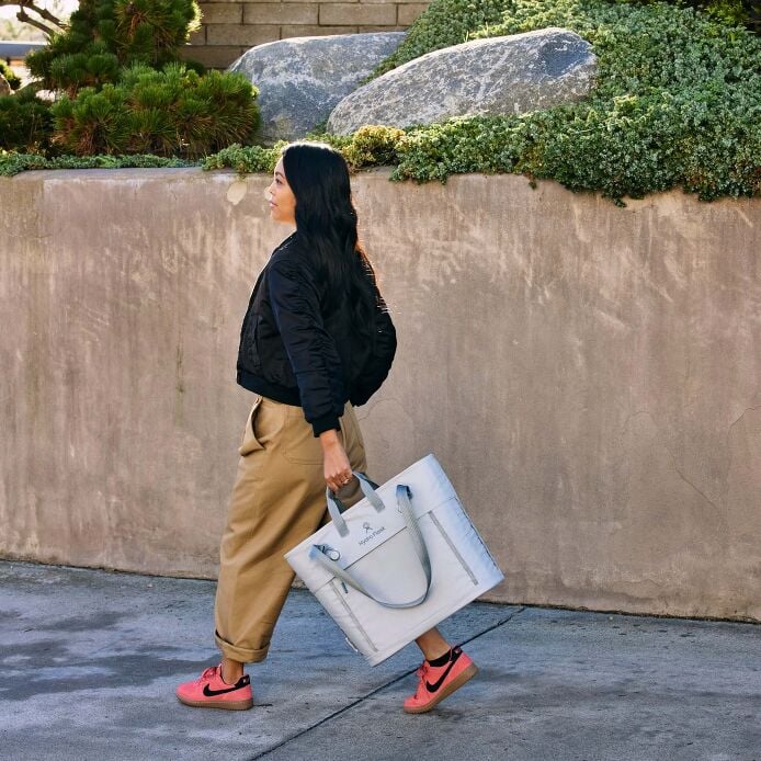 carryouttm-soft-cooler-tote-20-l-l9 hf_carryout_bouwer_d2_l1_stone_steps_0066_1.jpg