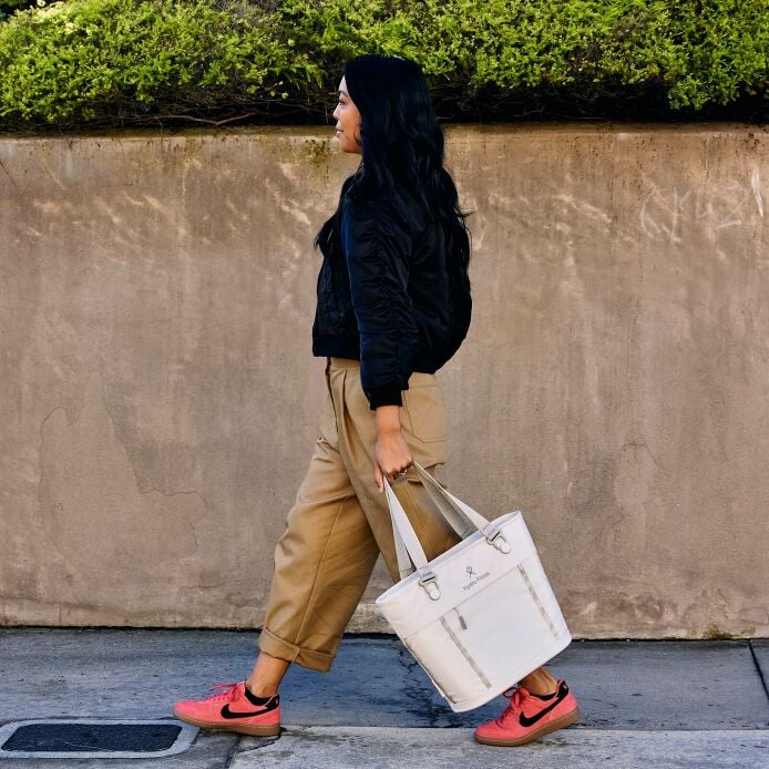 carryouttm-soft-cooler-tote-10-l-y1 hf_carryout_bouwer_d2_l1_stone_steps_0131_3.jpg