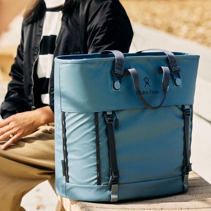 carryouttm-soft-cooler-tote-30-l-f3 hf_carryout_bouwer_d2_l2_parking_soccer_1930_1_1.jpg