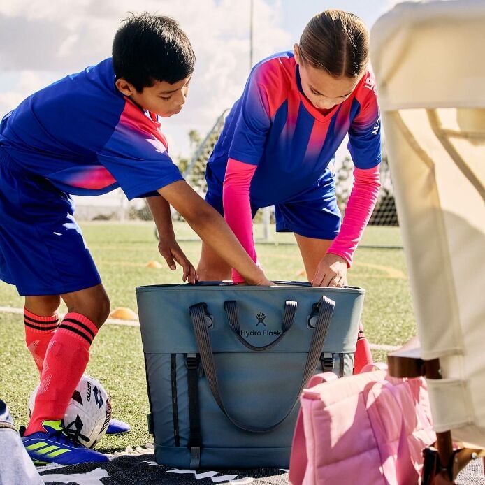 carryouttm-soft-cooler-tote-30-l-f3 hf_carryout_bouwer_d2_l2_parking_soccer_2454_1_1.jpg