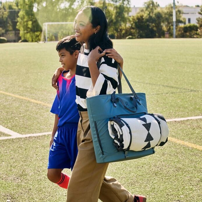 carryouttm-soft-cooler-tote-30-l-f3 hf_carryout_bouwer_d2_l2_parking_soccer_3406_1_1.jpg